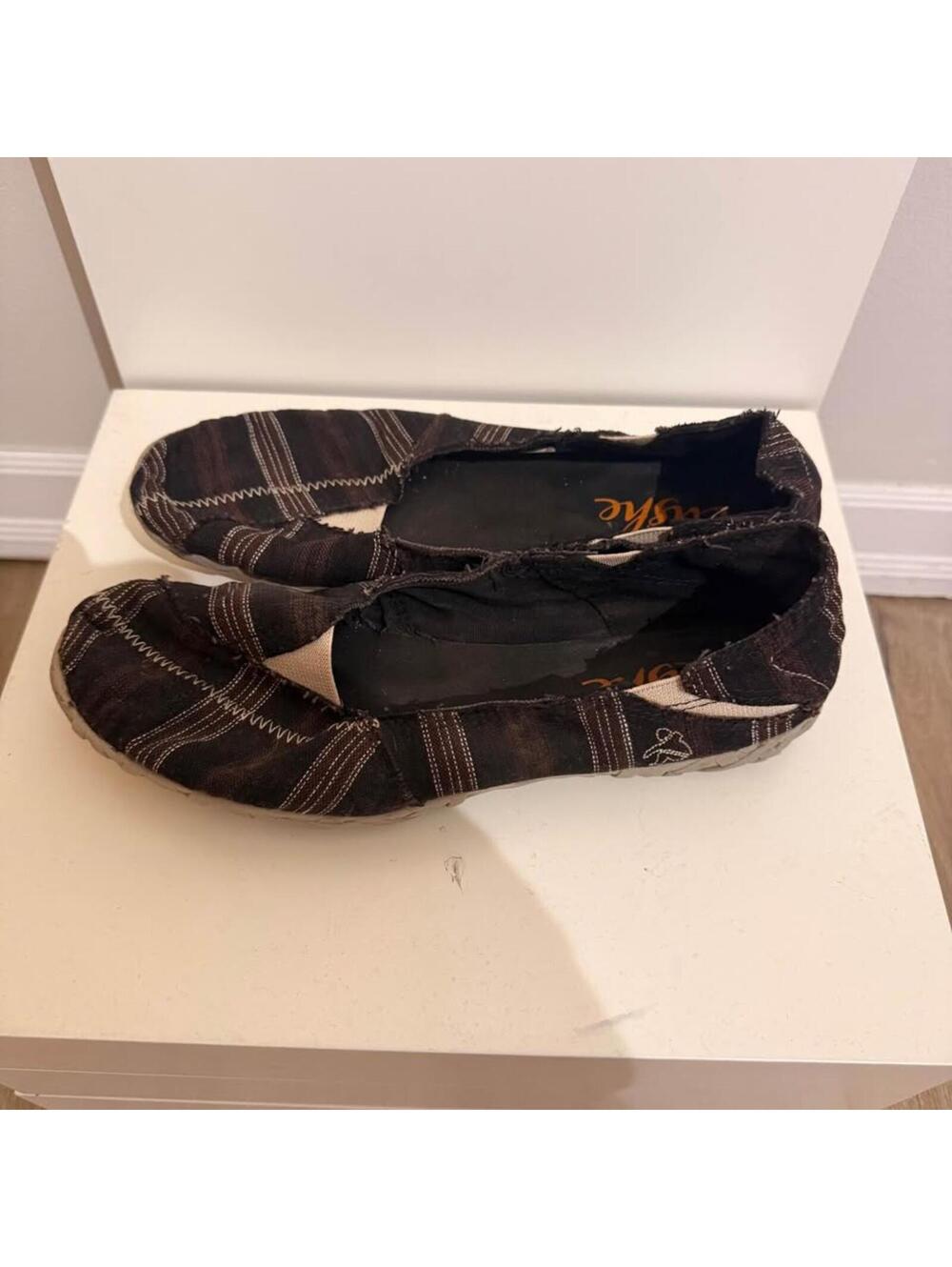 Cushe Slipper Shoe Hellyer Black/Brown Stripe Women's 6